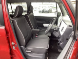 フロント広々、ベンチシートの運転席は、ハイトアジャスターが付いているので、快適にドライブができます。ハンドルはチルトステアリングで、ハンドル位置を上下に調節できます。