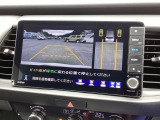バックギアに入れますとご覧のような画像に自動的に切り替わります。車庫入れ時に役立ちます。