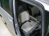 程よい硬さとホールド性が高いシートで長時間運転も快適です。