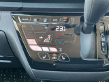 オートエアコン付き♪温度調整、風量調整も自動でしてくれますから、車内はいつも快適空間でございます!想像以上に便利な装備なんですよ☆