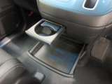 運転席からも助手席からも使いやすい位置に、引き出し式ドリンクホルダーとスマホなどを置けるトレイを配置しています。