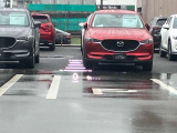 フロントガラスへの投影型であるヘッドアップディスプレイ。車速や交通標識、ナビゲーションの案内などの情報が映し出されます!