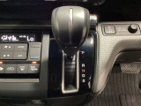 CVT車のセレクトレバーです。低速から高速まで、変速ショックのないスムーズな走りを実現するとともに、エンジン効率のよい領域を維持することで燃費にも貢献します。