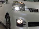HIDヘッドライト付!!HIDヘッドライトはとっても明るく美しい!そして省電力でエコにも役立つ!夜のドライブがより楽しく安全になります♪