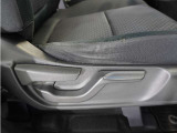 【ハイトアジャスター】レバーの上下操作だけで、座面を運転しやすい高さへ簡単に調節できます。