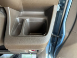 運転席側には、ドリンクホルダーと鍵などの置き場所に便利な小物ケースを設けてあります☆