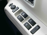 運転席ドアのウインドウ操作スイッチです。すべてのウインドウの開閉操作が可能です。また、ドアミラーはオート開閉なので、ドアロックで自動で閉じ、エンジンスタートで自動で開きます。