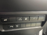 【パワーバックドア】スマートキーや運転席のボタンを押すだけでリアゲートが自動で開閉します!荷物を持っている時や、高い位置にあるバックドアを閉める際に便利な機能です♪