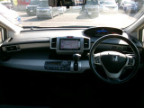大きなフロントガラスで広々とした視界の運転席まわりです。