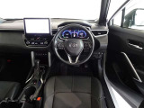 革巻きステアリングで快適な操作性の運転席です。
