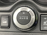 【オールモード4&times;4】2WD/4WDモードを手軽に切り替え可能。燃費重視の2WD、スタック時に役立つLOCK、AUTOモードでは4WDの配分を自動で調整し、路面状況を問わず安定した走りをサポート。