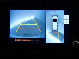 パノラミックビューモニターを装備。駐車場や交差点で周囲の安全確認をサポートします。