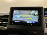 リバースギアに入れるだけで後方の表示へ切り替わります。夜間や雨の日の駐車も楽になりますよ。