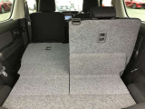 リヤシートを倒すと大きな荷物も搭載可能です。