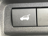 【パワーバックドア】スマートキーや運転席のボタンを押すだけでリアゲートが自動で開閉します!荷物を持っている時や、高い位置にあるバックドアを閉める際に便利な機能です♪