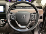 ハンドルにHondaセンシング系のクルーズコントロールやレーンキープアシストなどのスイッチと、オーディオの操作スイッチが装備されています。ハンドルから手を離さず安全に操作できます。