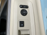 狭い駐車場で便利な電動格納ドアミラーが付いています。