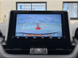 バックガイドモニター付きです。車の後方に小型カメラが付いており、バックする際の後方の様子をモニター上に表示します。