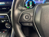 運転中、オーディオの操作をしてて、ハッとしたことはありませんか?ステアリングスイッチは、運転中でもハンドルでオーディオの操作が可能です。安全なドライブをサポートします。