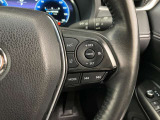前方の車との車間を設定し、スピードを上げたり緩めたりを自動で行ってくれる追尾式の「レーダークルーズ」。上級装備の一つです!高級車にしかつかない嬉しい機能です。