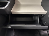 【グローブボックス】車検証入れ等の収納に便利です♪