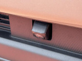 車体の4ヵ所にカメラを搭載し、車庫入れ時に真上から俯瞰した映像で周囲を確認出来ます☆メーカーオプション品のナビだけで可能な便利機能です!