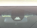 【ホンダセンシング】走行中に前方の車両等を認識し、衝突しそうな時は警報とブレーキで衝突回避と被害軽減をアシスト。より安全にドライブをお楽しみいただけます。