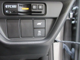 パワーテールゲートの開閉、横滑りを防ぐVSA等のスイッチ類は運転席の右側、手の届きやすい位置にあります。