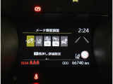 とっても見やすいメーターです。夜間時はラグジュアリーな気分にさせてくれる照明が魅力ですので、夜のドライブも楽しみになりますよ♪
