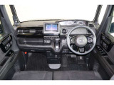操作性に優れた運転席となります!小物入れや各ボタンの配置にこだわり、使いやすいです!座り心地もよく視認性も良好なのでロングドライブもお任せ下さい!