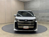 お車購入のポイントとなるフロントマスクです!シャープな目つきが印象的なデザインのヘッドランプです。