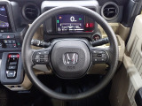 ハンドル左側にはオーディオ操作が出来るオーディオリモートコントロールスイッチ、右側にはHonda SENSINGとオートクルーズコントロールのスイッチを装備!