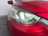 【LEDヘッドライト】悪天候や夜間走行時も良好な視界を確保し安心して運転できる高輝度LEDヘッドライトを装備!点灯速度が早く、消費電力も抑えられています。