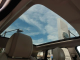 【パノラミックルーフ】車内に気持ちいい自然光が差し込み、頭上に広がる風景をお楽しみいただけます。快適な車内温度を維持し日差しから乗員とインテリアを守るダークカラーのガラス。電動ブラインド付き!