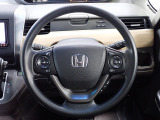 ハンドル左側にはオーディオ操作が出来るオーディオリモートコントロールスイッチ、右側にはHonda SENSINGとオートクルーズコントロールのスイッチを装備!