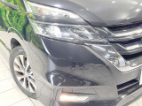 【LEDヘッドライト】悪天候や夜間走行時も良好な視界を確保し安心して運転できる高輝度LEDヘッドライトを装備!点灯速度が早く、消費電力も抑えられています。