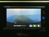 ギヤをR(バック)に入れるとナビの画面に後ろの映像が映るリアカメラ付です。後退時、コンディションが悪い視界でもカラーバックモニターがドライバーをサポートします。