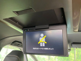 【フリップダウンモニター】大画面モニターで後席でもエンタメをお楽しみいただけます。小さなお子様にも大人気の装備です♪