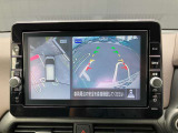 空から見下ろしているような視点で周囲を確認できるアラウンドビューモニター。駐車時にとても便利です。