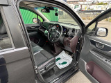【運転席】座り心地が良いシートなので長時間の運転でも快適にお過ごしいただけます。新品のフロアマットのご注文も可能です。掲載箇所以外にご希望の写真がございましたらお気軽にお問い合わせ下さい。
