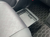 助手席シートの下に、便利な前後スライド式のアンダーボックスを装備。運転用の替え靴や、車内に常備したいこども用品、着がえた服などを収納できます