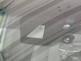 【プリクラッシュセーフティ】前方の車両等を検知し、衝突しそうな時は警報で注意を促し、ブレーキを踏む力をサポート。ブレーキを踏めなかった場合は衝突被害軽減ブレーキが作動、衝突回避をサポートします。