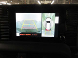 車両を上方から見たような映像をナビ画面に表示するパノラミックビューモニターです。
