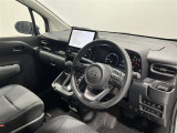 収納スペースが豊富で見晴らしのよい運転席。