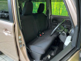 運転席まわりには十分なスペースがあり、大柄な方でもゆったり運転していただける環境です。