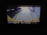 【バックカメラ】運転が苦手な方も車庫入れラクラクです!ギアをリバースに入れれば自動的に切り換わりますので、面倒な操作は不要です♪狭い駐車場もお車を傷つけず安心ですね!