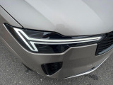 【LEDヘッドライト】ハイビームを先行車や対向車にあてず、その両サイドではハイビーム照射を維持。見える範囲が段違いに広くなりました。北欧神話に登場するトールハンマーをモチーフにデザイン。