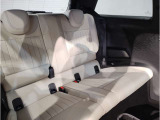 コンパクトで愛嬌のあるMINIで御座いますが、後席も意外と広く、シートは少し奥が下がっているため、ヘッドクリアランスも十分に確保されております。