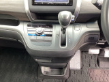 足元スッキリ、インパネシフトです。パーキングブレーキはフットブレーキタイプなので、運転席と助手席の間がスッキリしています。