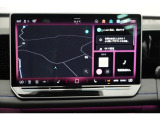 【Discover Pro Max】15インチの大型タッチディスプレイ。前方視界を遮らない位置に固定されて、またドライバーに向けて角度が付いています。